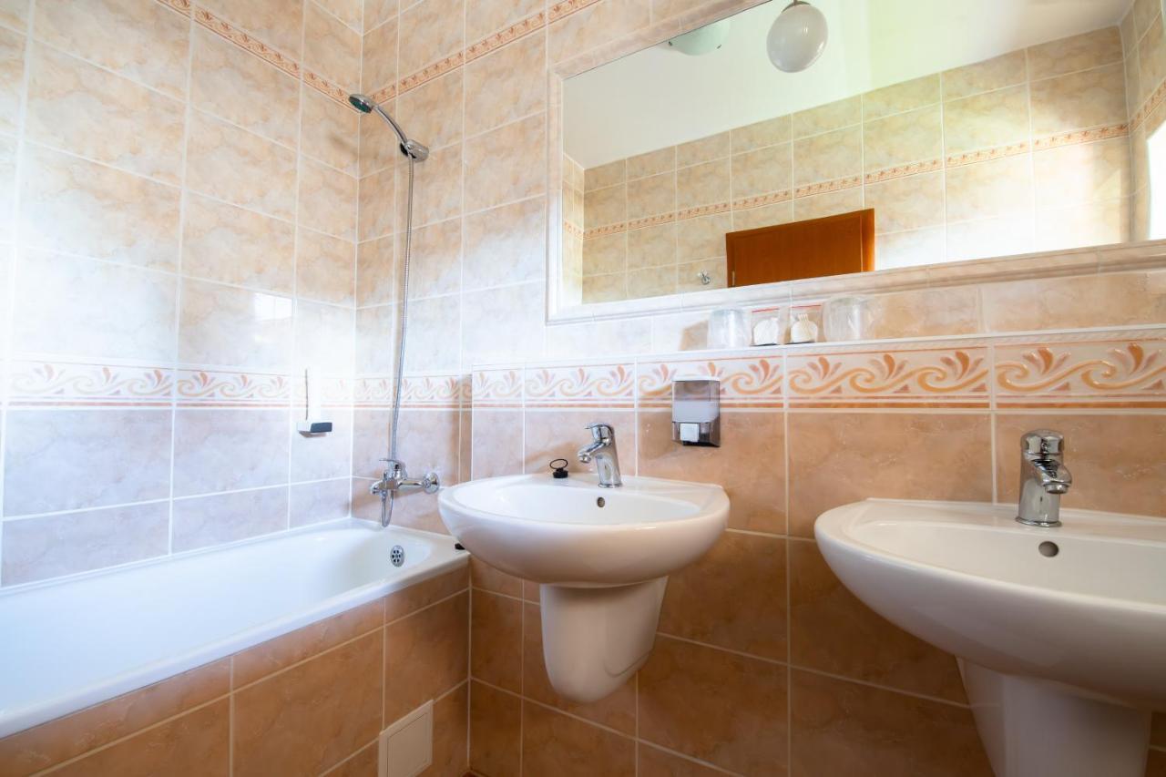 Spa & Wellness Hotel Orchidea Veľký Meder Oda fotoğraf